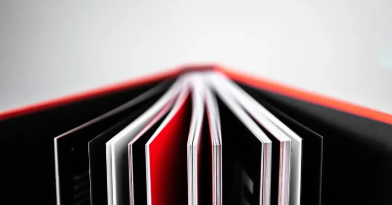 Livre ouvert avec des pages en relief, illustrant la structure hiérarchique des balises Hn en SEO. Concept de hiérarchie visuelle et organisation du contenu pour le référencement naturel.