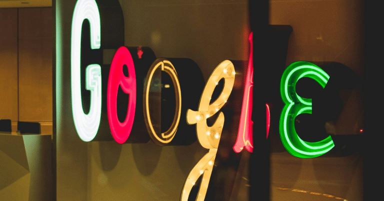 Logo lumineux de Google pour illustrer les outils de suivi Google Analytics et Google Search Console