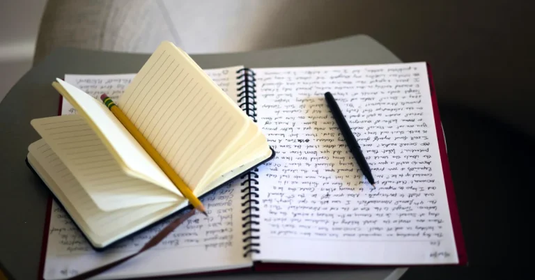 Carnet ouvert avec notes manuscrites et stylo – inspiration pour rédiger une page À propos originale et engageante.