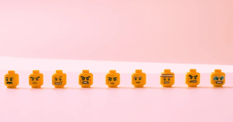 Comment transmettre des émotions dans sa communication : différentes expressions émotionnelles illustrées par des visages Lego