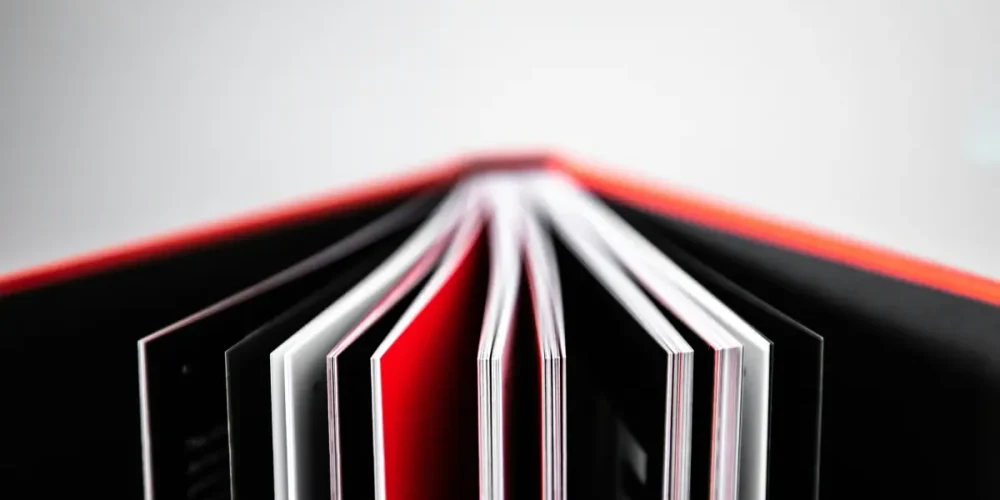 Livre ouvert avec des pages en relief, illustrant la structure hiérarchique des balises Hn en SEO. Concept de hiérarchie visuelle et organisation du contenu pour le référencement naturel.